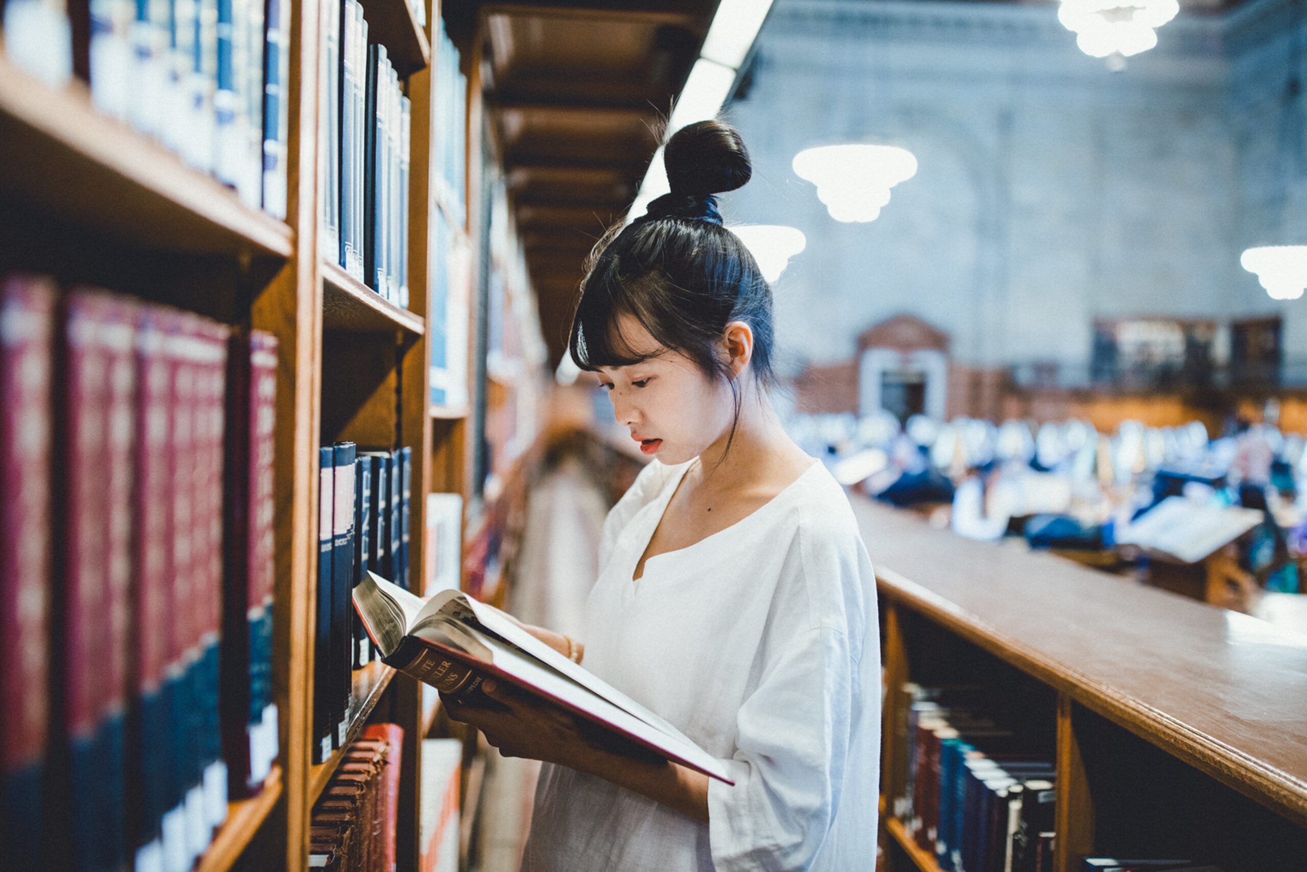 fille lisant à la librairie